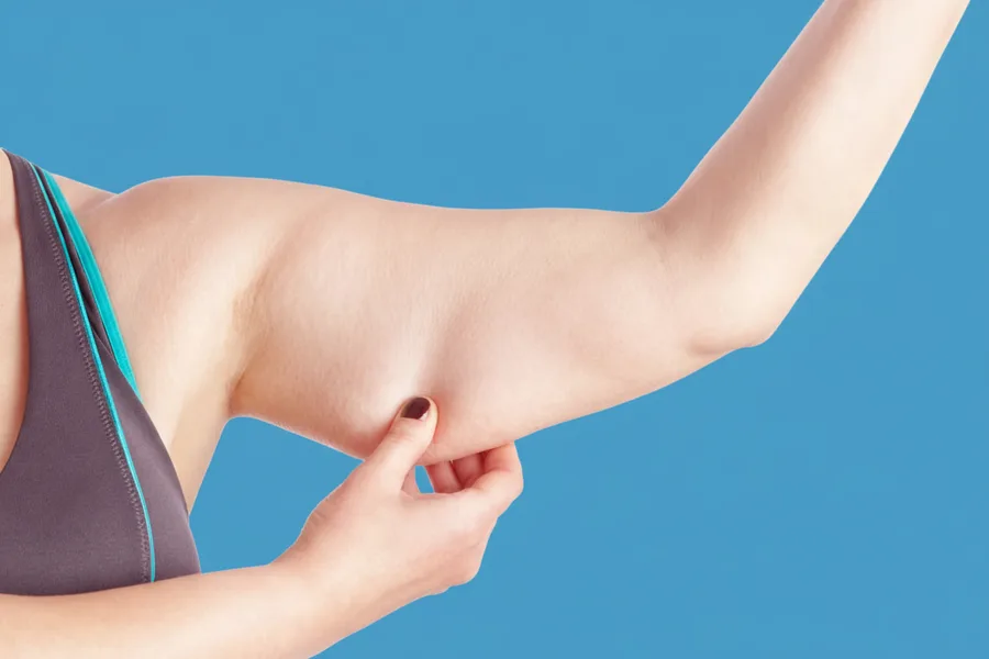 شد الذراعين: ذراعان منحوتتان على الفور page background