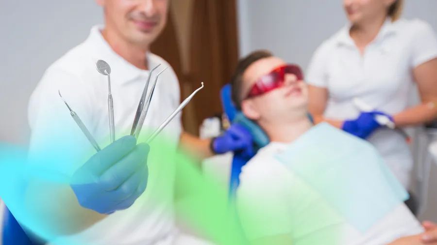 تنظيف الأسنان من الجير (إزالة الجير): جدّد ابتسامتك page background