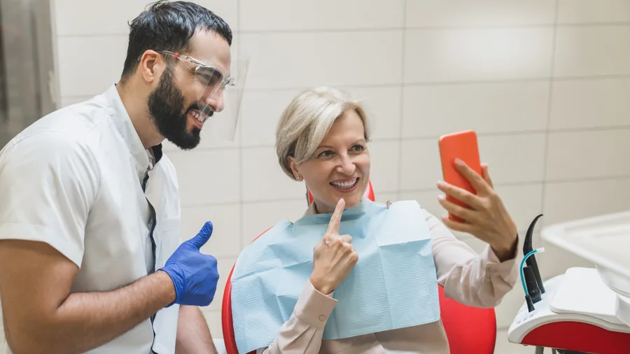 تاج إي-ماكس: تألقي بإتقان page background