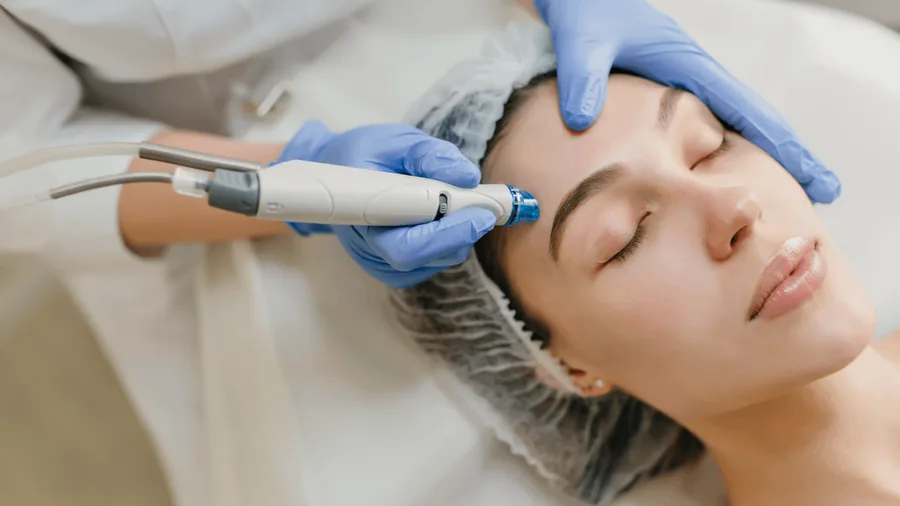 إعادة تسطيح الجلد بالليزر: اكشفي عن بشرة مشرقة page background