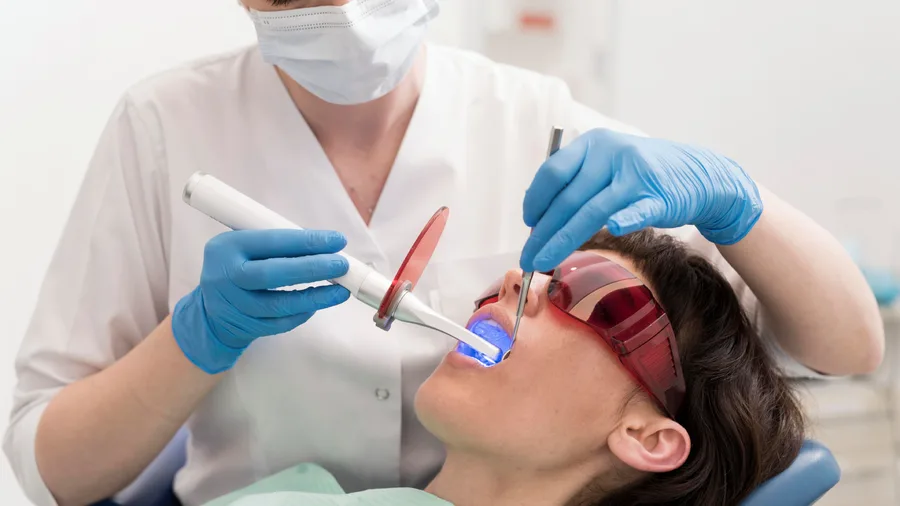 قشرة خزفية رقيقة للأسنان: ارتقِ بابتسامتك page background